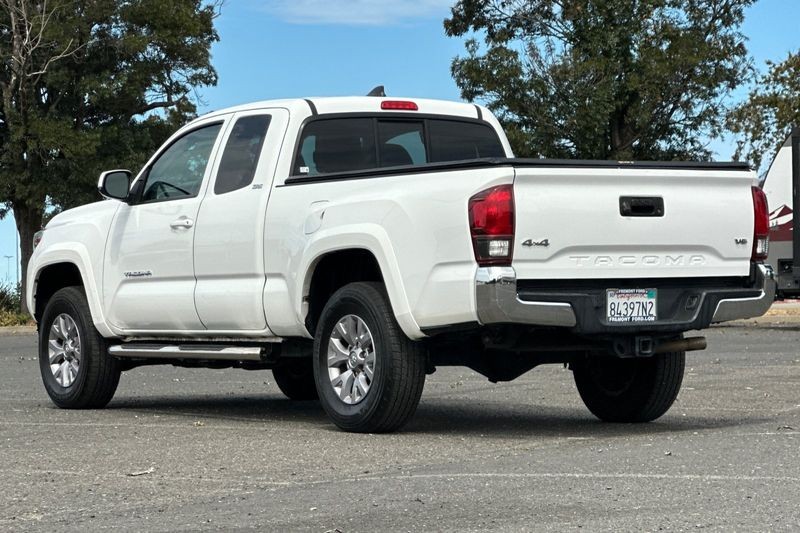 Toyota Tacoma Vehicle Full-screen Gallery Image 05
