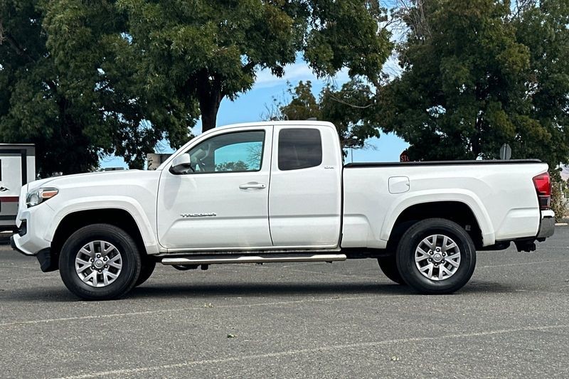 Toyota Tacoma Vehicle Full-screen Gallery Image 07