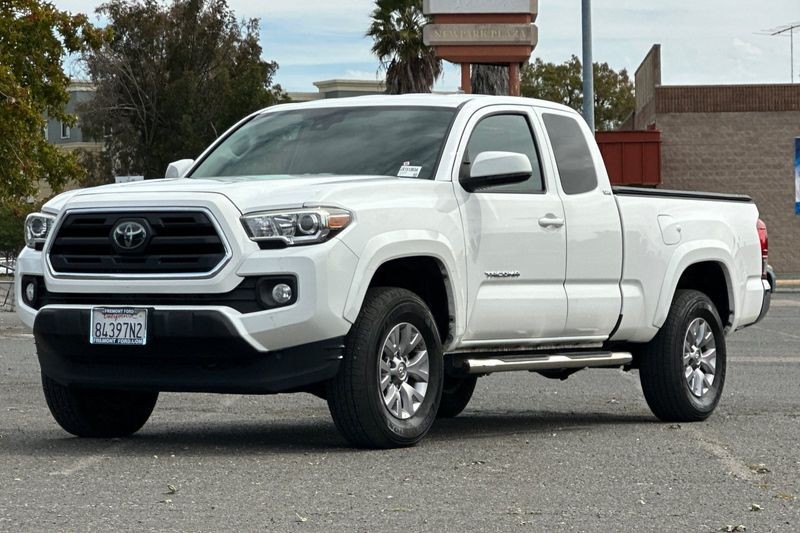 Toyota Tacoma Vehicle Full-screen Gallery Image 08