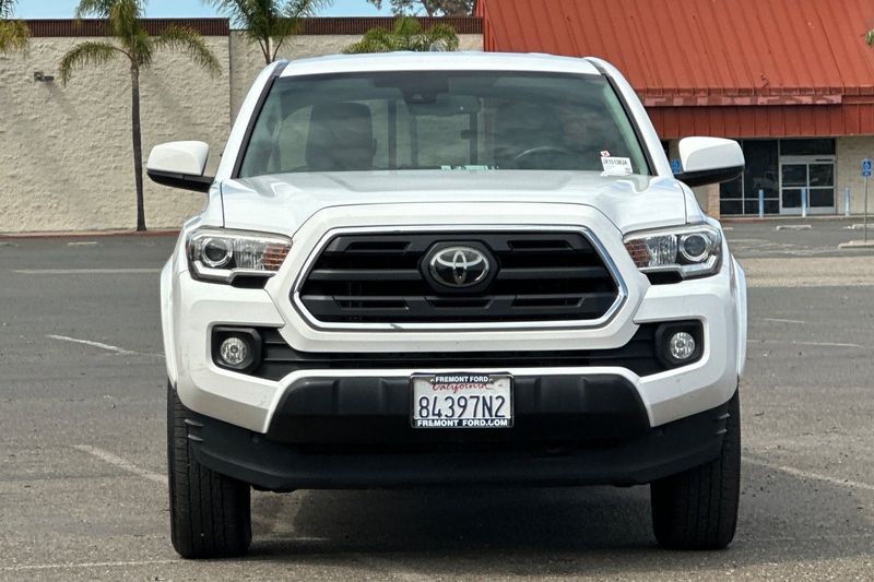Toyota Tacoma Vehicle Full-screen Gallery Image 09