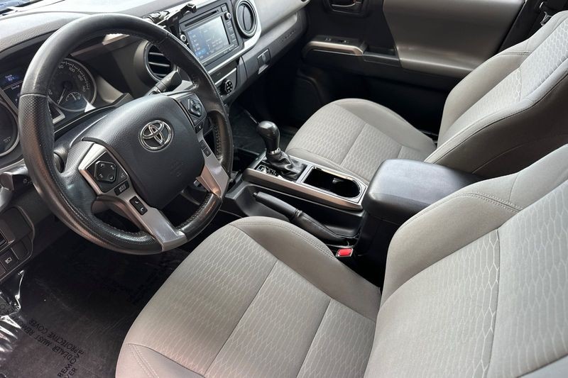 Toyota Tacoma Vehicle Full-screen Gallery Image 10