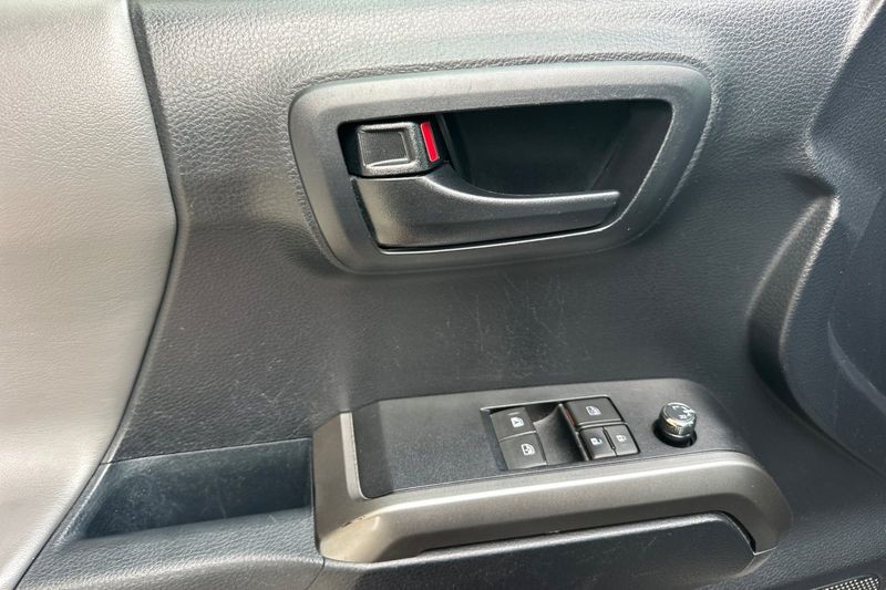 Toyota Tacoma Vehicle Full-screen Gallery Image 11
