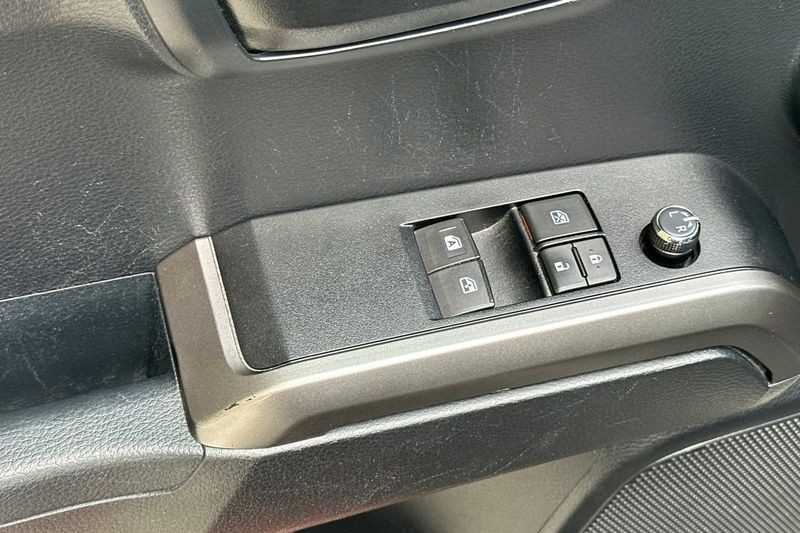 Toyota Tacoma Vehicle Full-screen Gallery Image 12