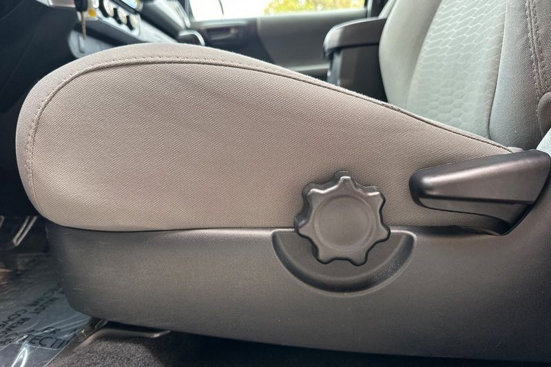 Toyota Tacoma Vehicle Full-screen Gallery Image 13