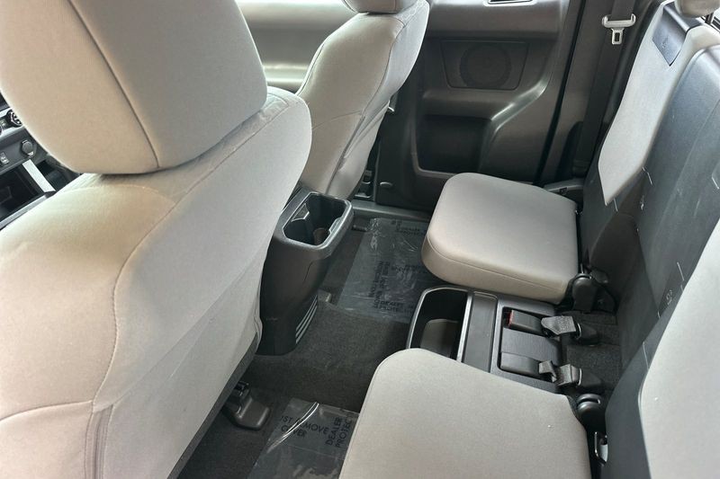 Toyota Tacoma Vehicle Full-screen Gallery Image 14