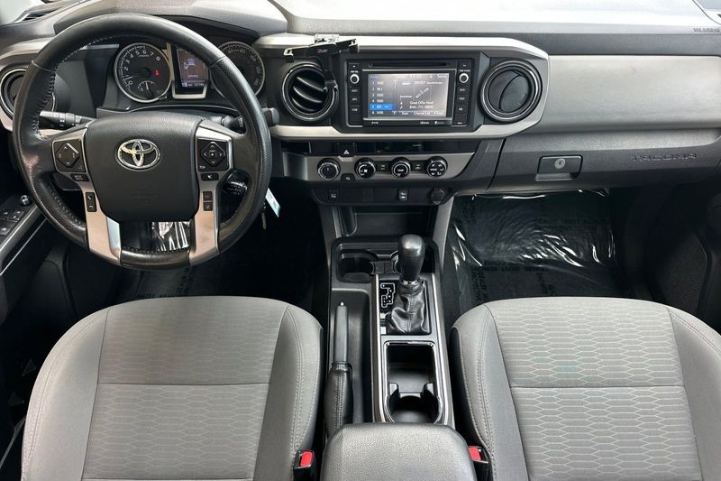 Toyota Tacoma Vehicle Full-screen Gallery Image 15