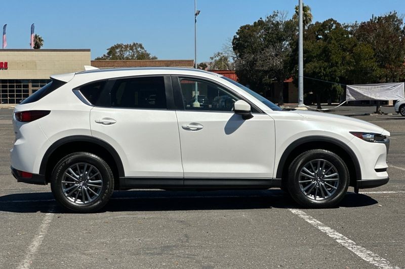 Mazda CX-5 Vehicle Full-screen Gallery Image 02