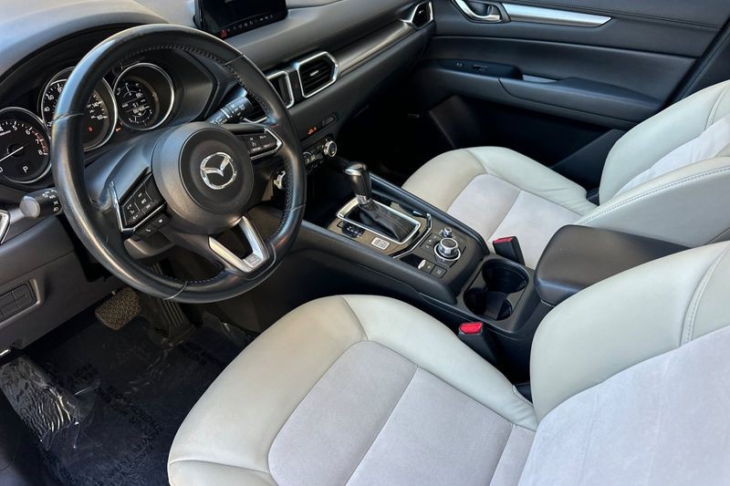 Mazda CX-5 Vehicle Full-screen Gallery Image 10