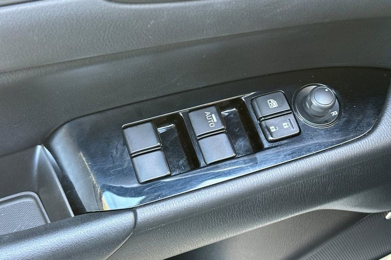 Mazda CX-5 Vehicle Full-screen Gallery Image 12