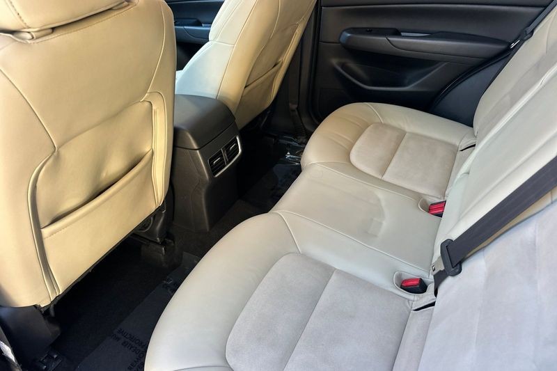 Mazda CX-5 Vehicle Full-screen Gallery Image 14