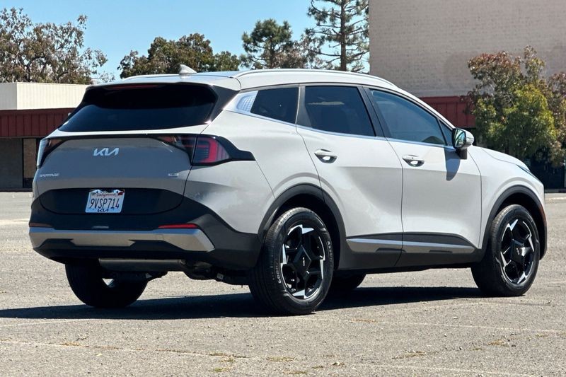 Kia Sportage Hybrid Vehicle Full-screen Gallery Image 03