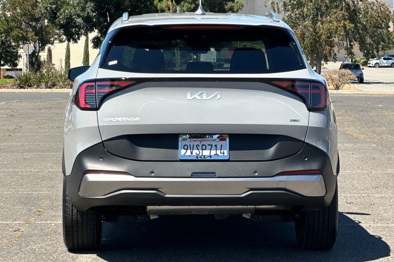 Kia Sportage Hybrid Vehicle Full-screen Gallery Image 04