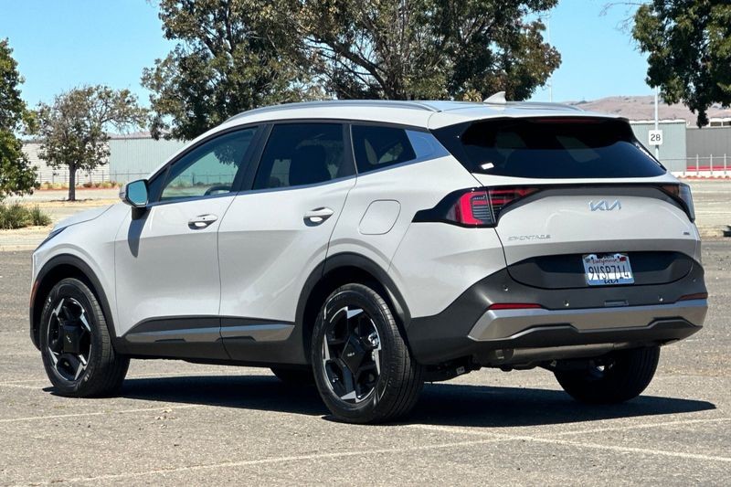 Kia Sportage Hybrid Vehicle Full-screen Gallery Image 05