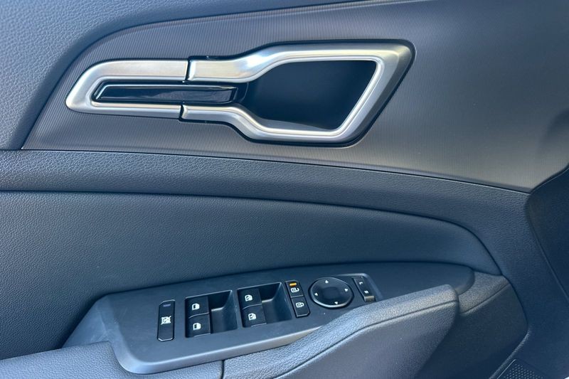 Kia Sportage Hybrid Vehicle Full-screen Gallery Image 11