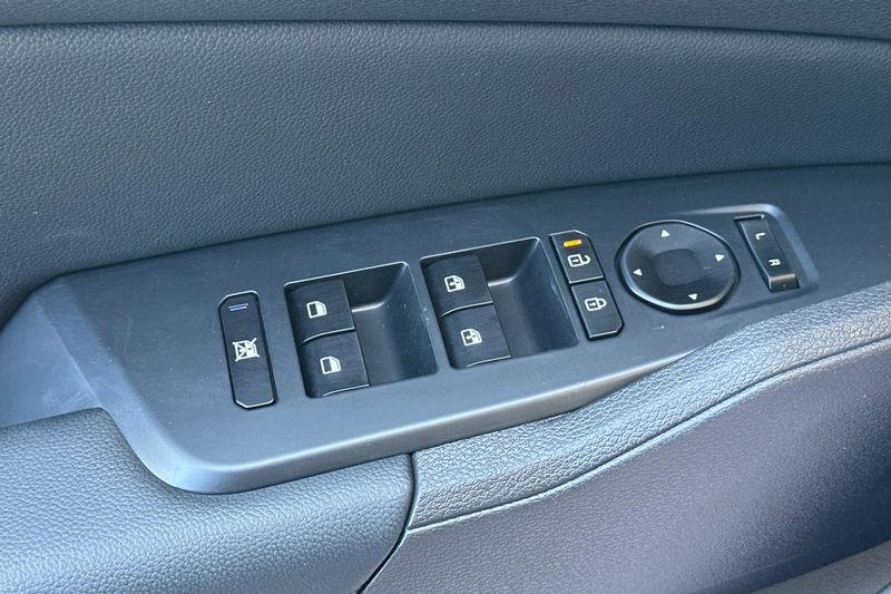 Kia Sportage Hybrid Vehicle Full-screen Gallery Image 12