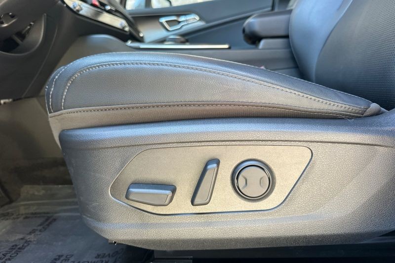Kia Sportage Hybrid Vehicle Full-screen Gallery Image 13