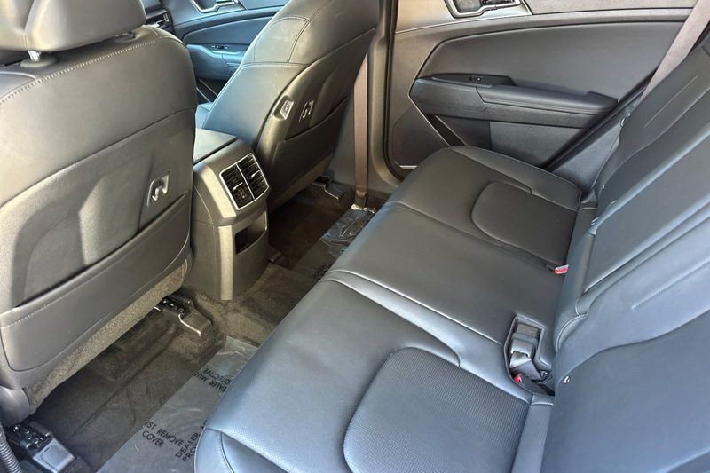 Kia Sportage Hybrid Vehicle Full-screen Gallery Image 14