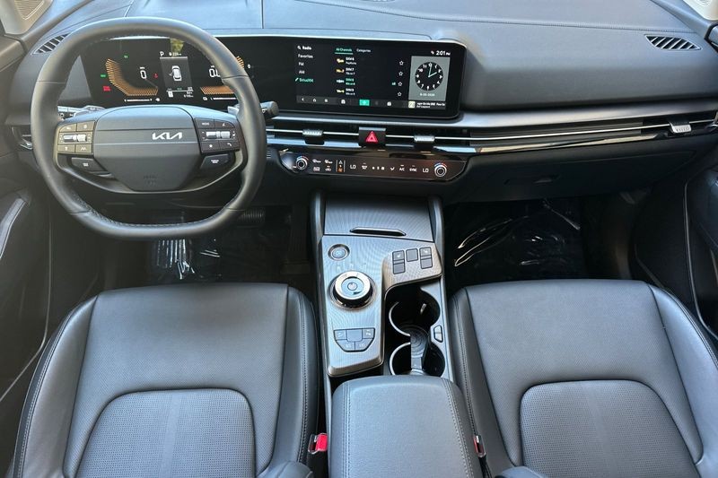 Kia Sportage Hybrid Vehicle Full-screen Gallery Image 15
