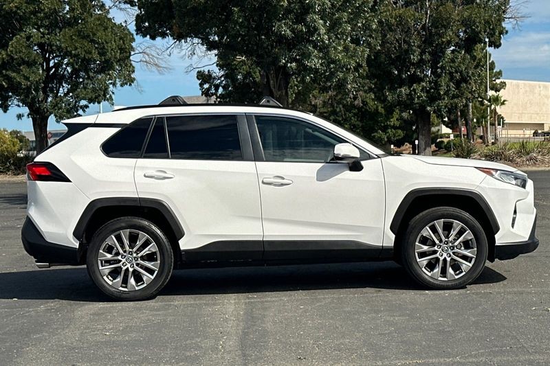 Toyota RAV4 Vehicle Full-screen Gallery Image 02