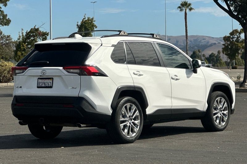 Toyota RAV4 Vehicle Full-screen Gallery Image 03