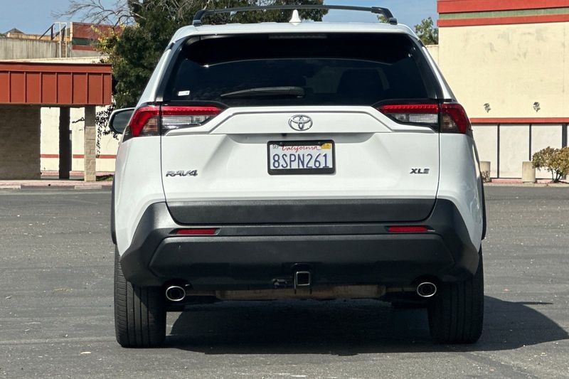 Toyota RAV4 Vehicle Full-screen Gallery Image 04