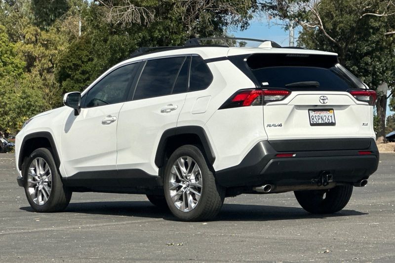 Toyota RAV4 Vehicle Full-screen Gallery Image 05