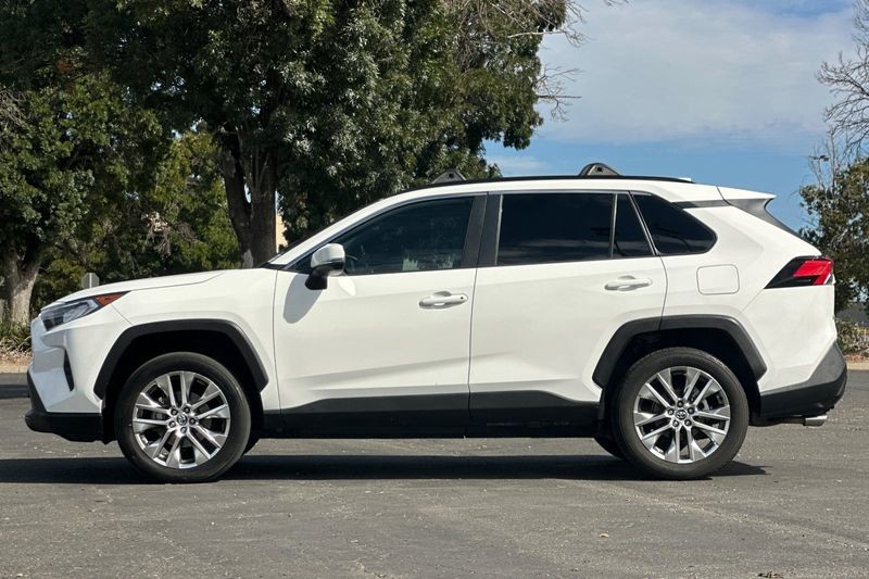 Toyota RAV4 Vehicle Full-screen Gallery Image 07