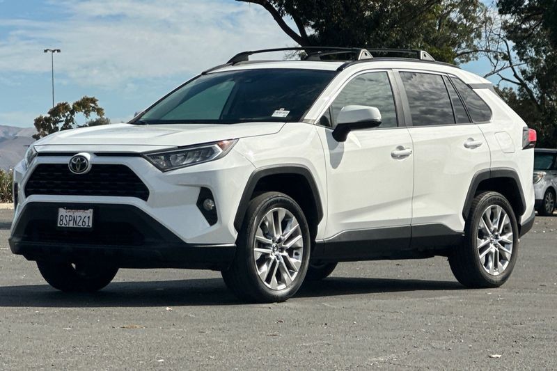 Toyota RAV4 Vehicle Full-screen Gallery Image 08