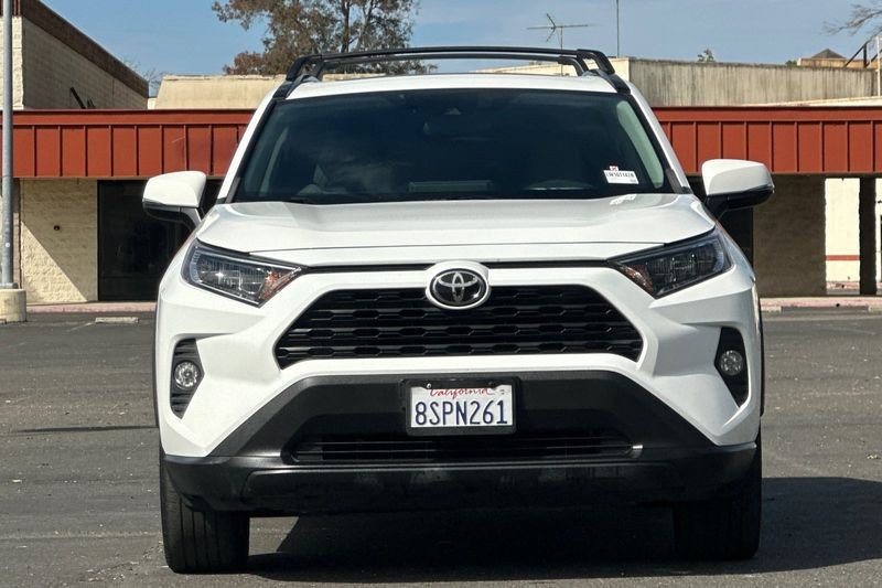 Toyota RAV4 Vehicle Full-screen Gallery Image 09