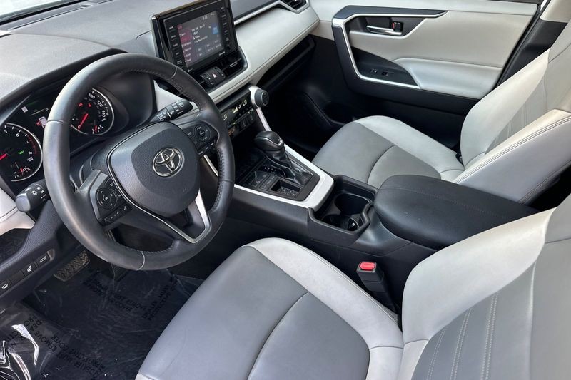 Toyota RAV4 Vehicle Full-screen Gallery Image 10