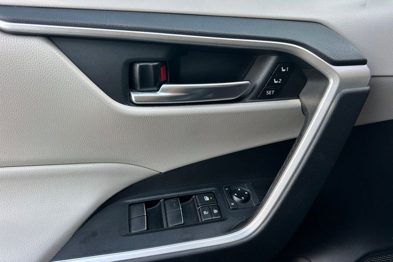 Toyota RAV4 Vehicle Full-screen Gallery Image 11