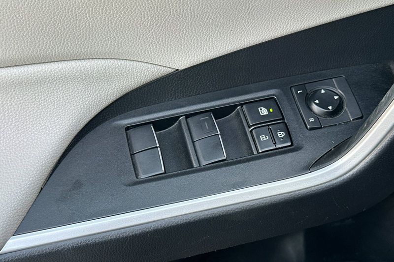Toyota RAV4 Vehicle Full-screen Gallery Image 12