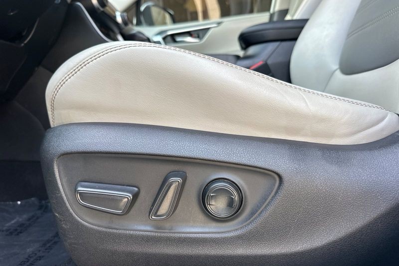 Toyota RAV4 Vehicle Full-screen Gallery Image 13