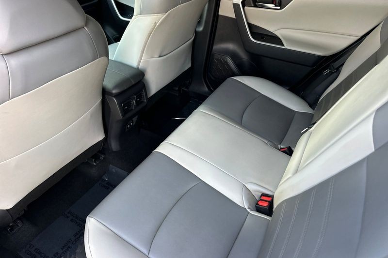 Toyota RAV4 Vehicle Full-screen Gallery Image 14