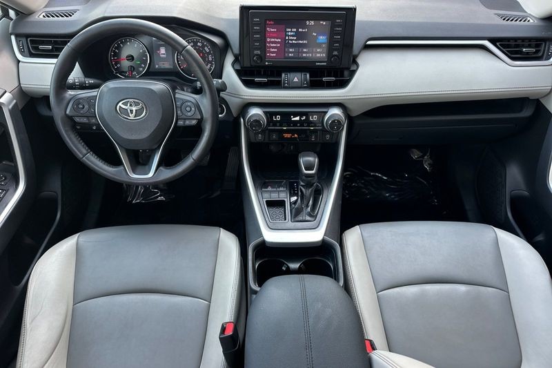 Toyota RAV4 Vehicle Full-screen Gallery Image 15