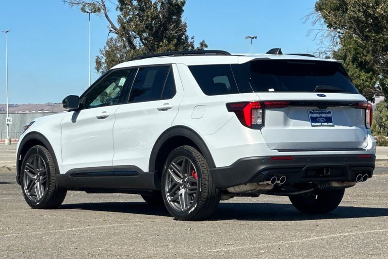 Ford Explorer Vehicle Full-screen Gallery Image 05