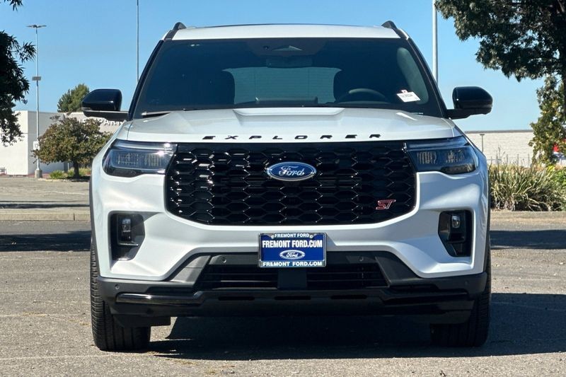 Ford Explorer Vehicle Full-screen Gallery Image 08