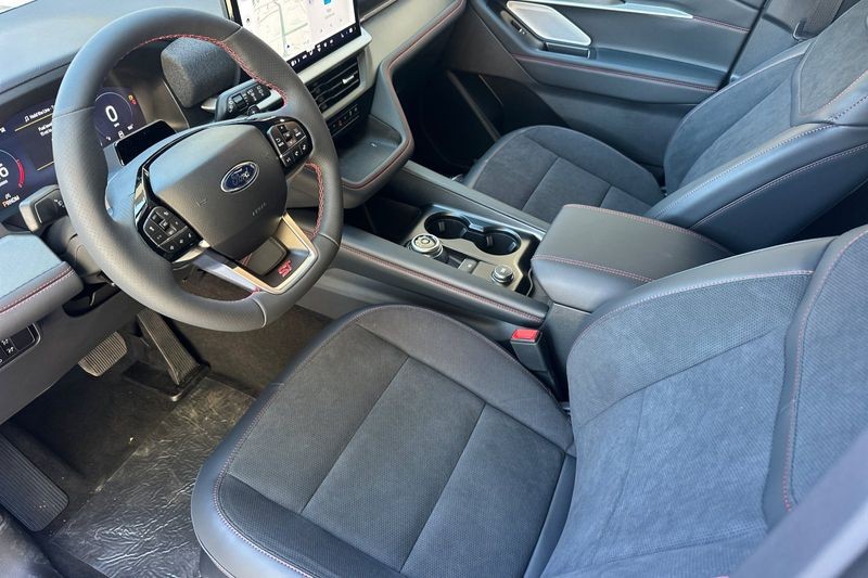 Ford Explorer Vehicle Full-screen Gallery Image 09