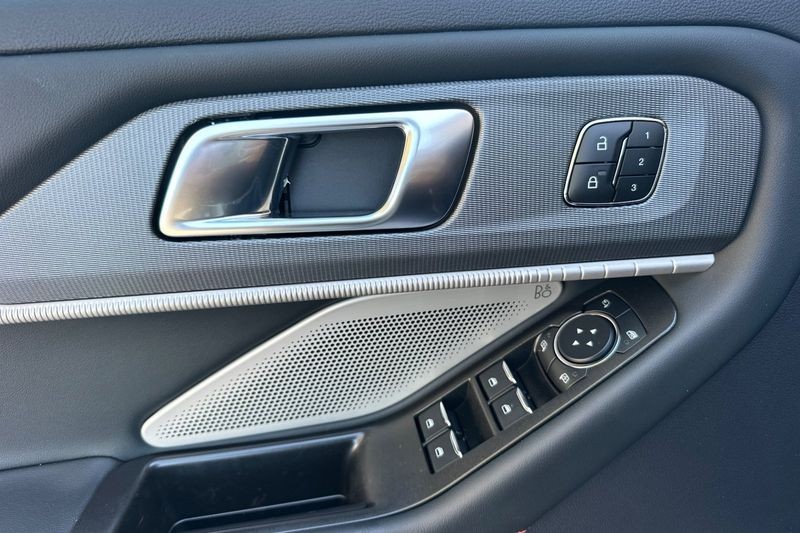 Ford Explorer Vehicle Full-screen Gallery Image 10