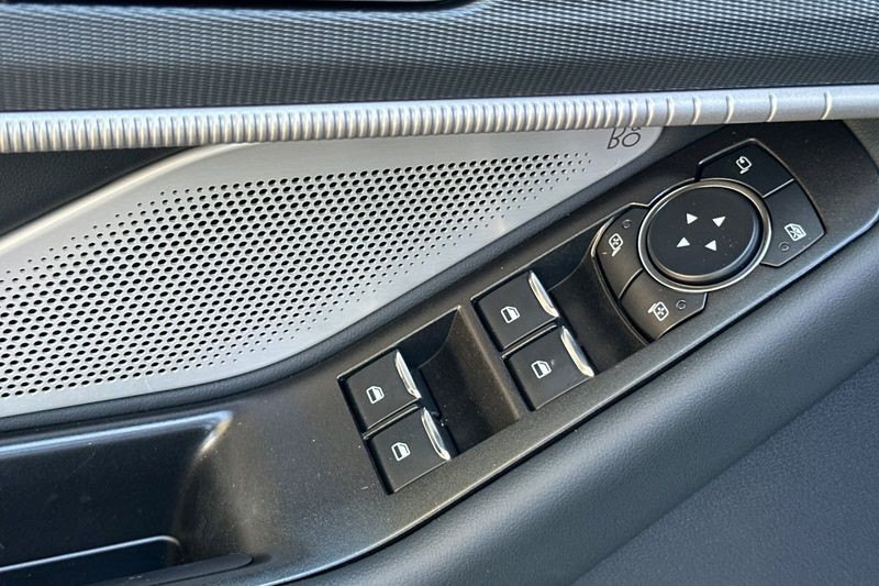 Ford Explorer Vehicle Full-screen Gallery Image 11