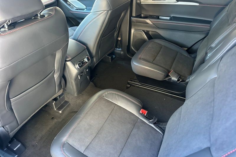 Ford Explorer Vehicle Full-screen Gallery Image 12
