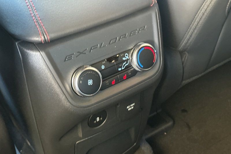 Ford Explorer Vehicle Full-screen Gallery Image 13