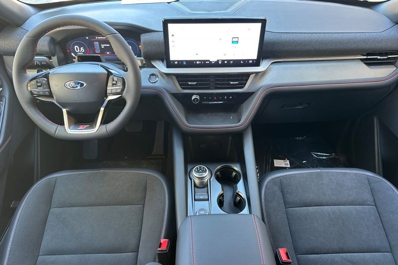Ford Explorer Vehicle Full-screen Gallery Image 14