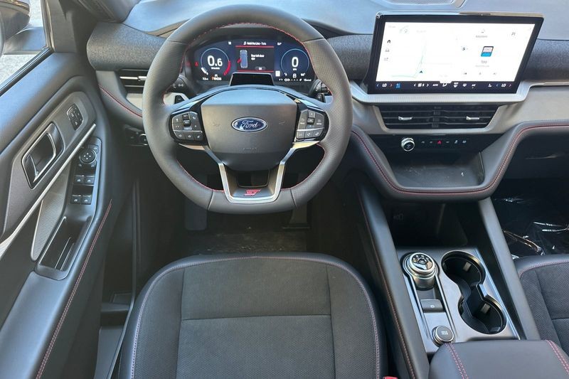 Ford Explorer Vehicle Full-screen Gallery Image 15