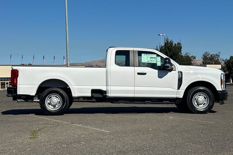 Ford F-250SD Vehicle Full-screen Gallery Image 02