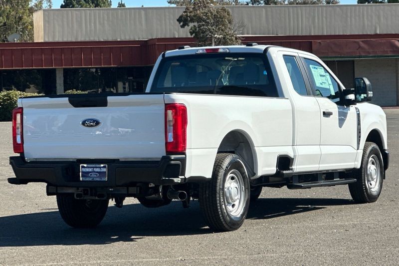 Ford F-250SD Vehicle Full-screen Gallery Image 03