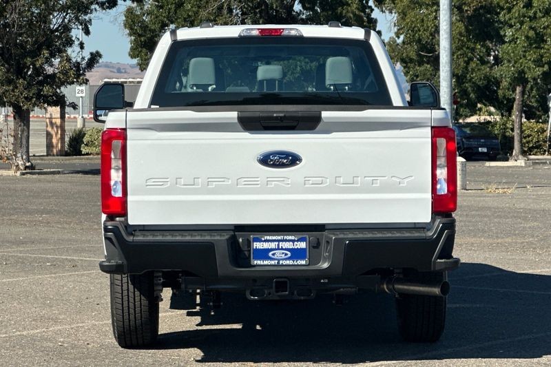 Ford F-250SD Vehicle Full-screen Gallery Image 04