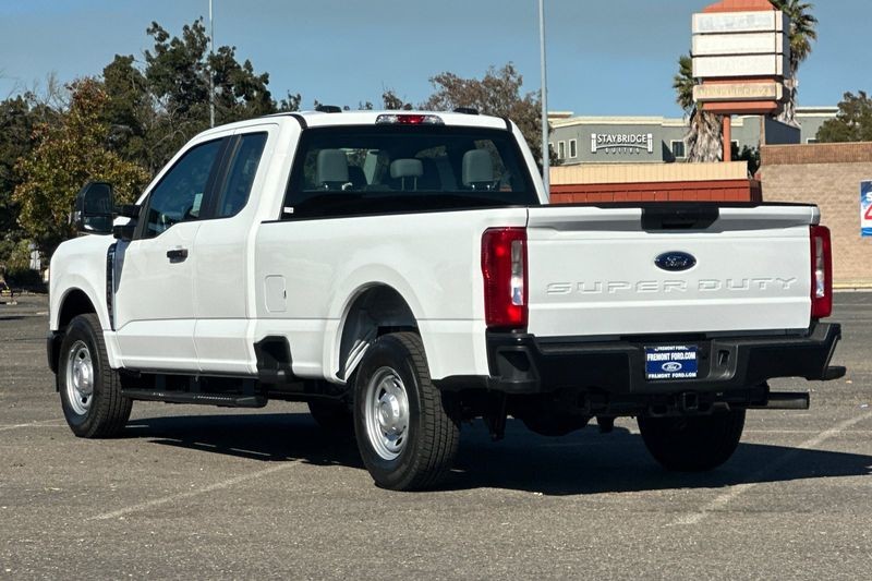 Ford F-250SD Vehicle Full-screen Gallery Image 05