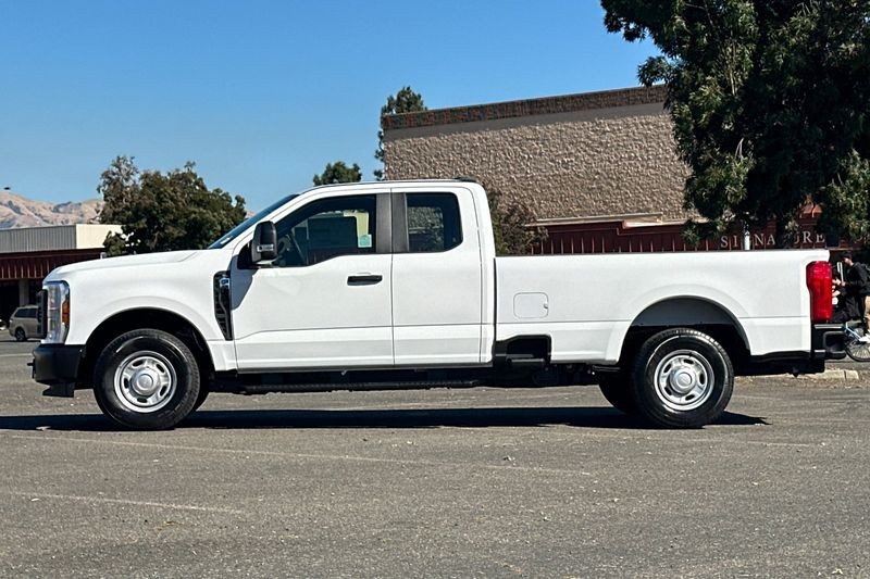 Ford F-250SD Vehicle Full-screen Gallery Image 06