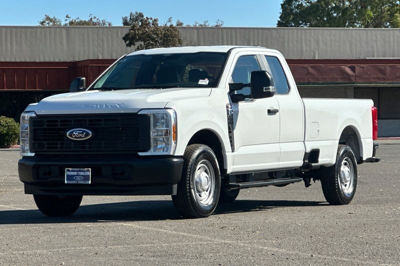 Ford F-250SD Vehicle Full-screen Gallery Image 07